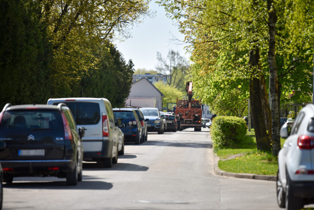 Panevėžio gatvėms ir daugiabučių kiemams dūstant nuo automobilių, Savivaldybė ieško būdų, kaip padaryti juos išvažiuojamus.