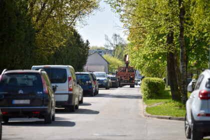 Panevėžio gatvėms ir daugiabučių kiemams dūstant nuo automobilių, Savivaldybė ieško būdų, kaip padaryti juos išvažiuojamus.