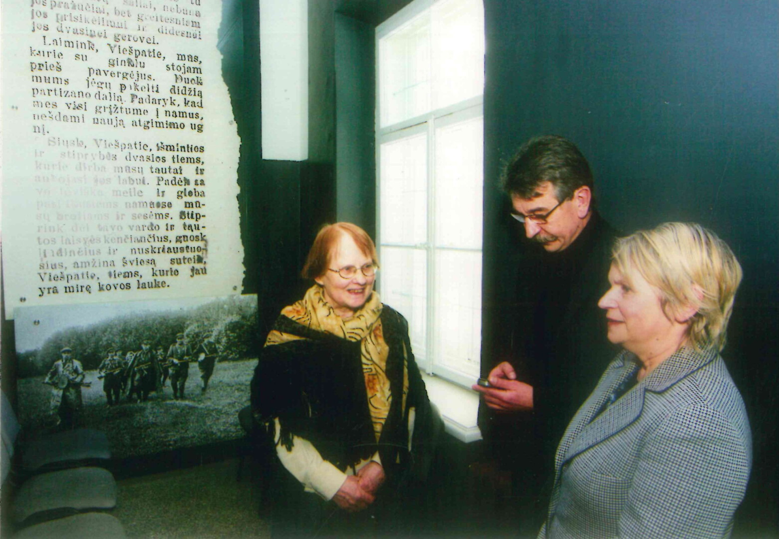 Jaunystės prisiminimus į knygą „Atžalynas“ sudėjusi Audronė Zavadskytė-Sabaliauskienė (kairėje) ją skyrė monsinjoro Jono Balčiūno, įžiebusio „Dievo ir Tėvynės meilės ugnį jaunųjų širdyse“, atminimui. ASMENINIO ARCHYVO nuotr.