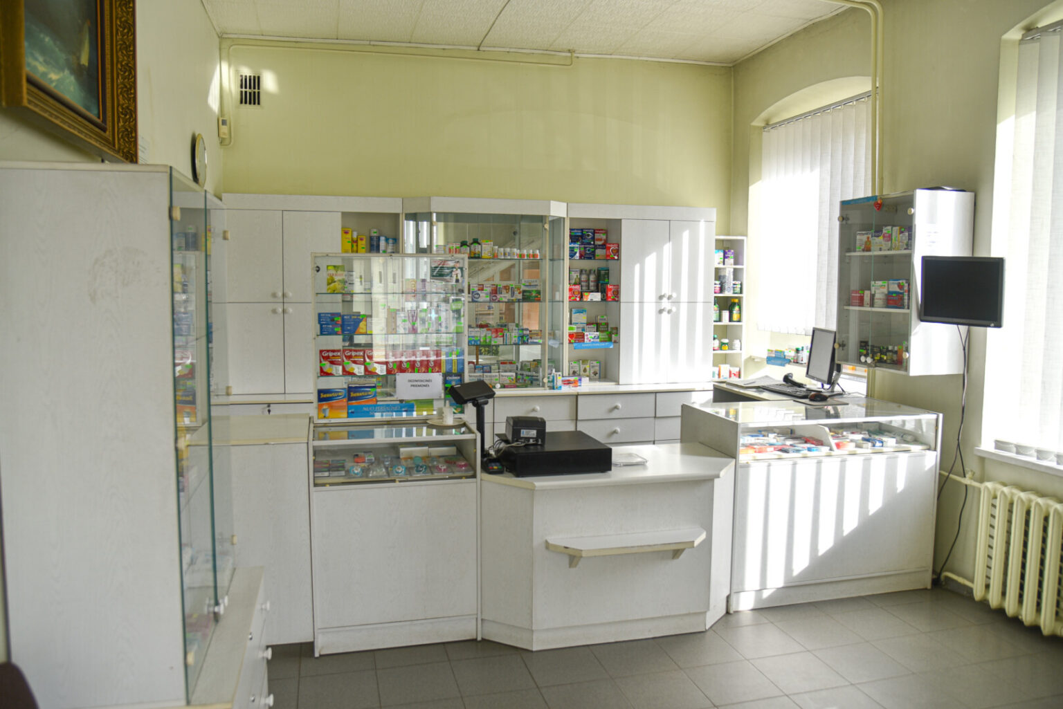 Į ES įstojusi Lietuva įsipareigojo, kad bet kokio dydžio vaistinėse privalo dirbti bent vienas universitetinį išsilavinimą turintis vaistininkas.