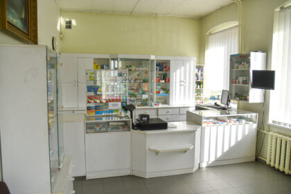 Į ES įstojusi Lietuva įsipareigojo, kad bet kokio dydžio vaistinėse privalo dirbti bent vienas universitetinį išsilavinimą turintis vaistininkas.