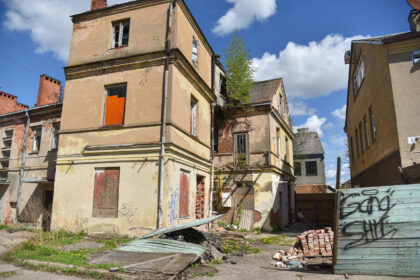 Gegužės pirmomis dienomis baigėsi teismo paskirtas terminas sutvarkyti vieną baisiausių Panevėžio piktžaizdžių – skandalingai pagarsėjusiam verslininkui Vladimirui Karpenkai priklausančios patalpas Vasario 16-osios gatvėje.