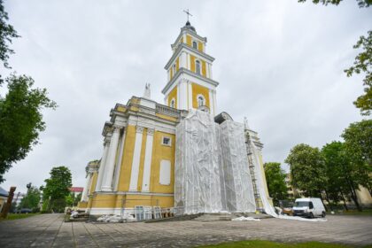 Pagrindinė Panevėžio šventovė – Kristaus Karaliaus katedra – jau kurį laiką parapijiečius pasitinka polietilenu uždangstytais klauptais, klausyklomis, paveikslais, altoriumi.