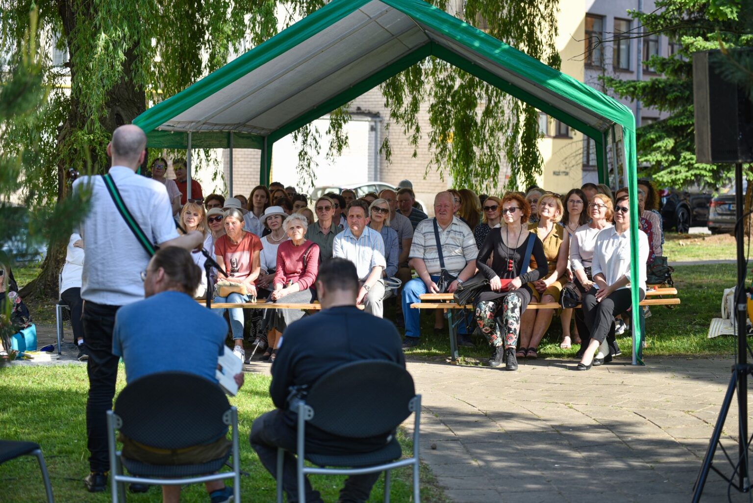Saulė, šiluma, žydintys kaštonai, kamerinė vakaro aplinka, gitara ir poetinės kalbos meistrystė.