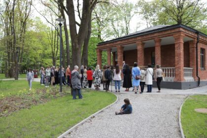 Meka, kultūros sala, oaze, vieta atgaivai, kūrybai ir susitikimams jau spėta „pakrikštyti“ Skaistakalnio parke vos prieš kelias dienas atidarytą Pragiedrulių sodybą.