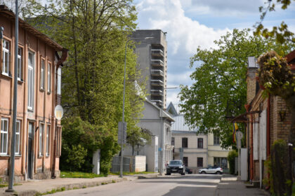 Įspūdingais statiniais nestebinanti, rami Š. Mero gatvelė vis dėlto turi savąjį akcentą – čia vis dar stūkso prieš šimtmetį statytas ir architekto Vytauto Landsbergio-Žemkalnio projektuotas garsaus gydytojo Kazimiero Slieko namas, o pats gatvės pavadinimas taip pat mena ne mažiau garsų, panevėžiečių itin gerbtą gydytoją.