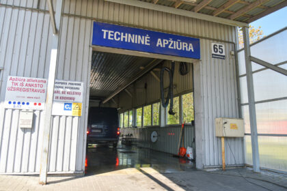 J. Basanavičiaus gatvėje įsikūrusio Techninės apžiūros centro darbuotojai negali atsistebėti valstybinį numerį prie kito automobilio prisukusio sukčiaus naivumu. P. ŽIDONIO nuotr.