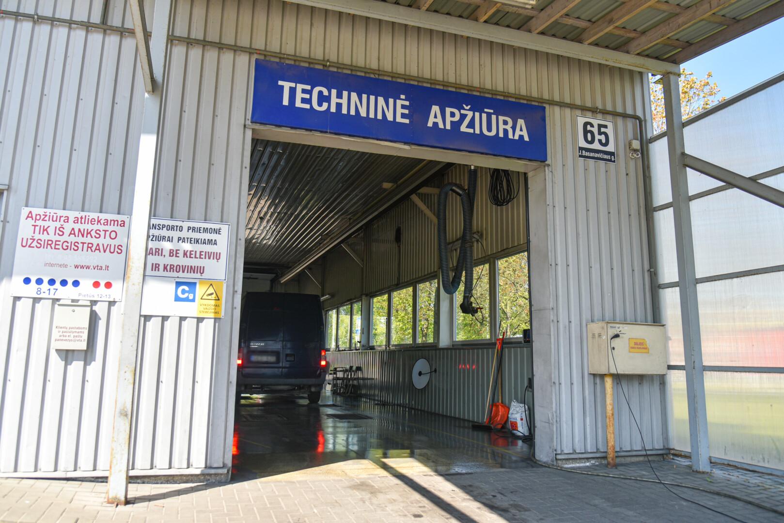 J. Basanavičiaus gatvėje įsikūrusio Techninės apžiūros centro darbuotojai negali atsistebėti valstybinį numerį prie kito automobilio prisukusio sukčiaus naivumu. P. ŽIDONIO nuotr.