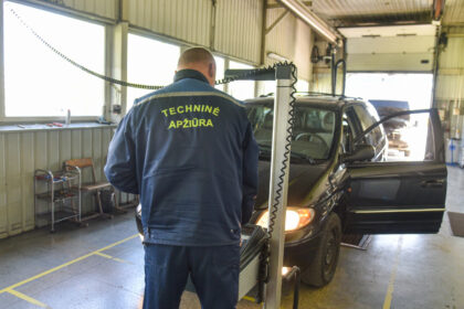 Panevėžio techninės apžiūros centre – dar neregėtas sukčiavimo atvejis. Tokio komiško ir kvailo bandymo apgauti nebuvo matę nei ketvirtį amžiaus centre dirbantys kontrolieriai, nei policijos pareigūnai.