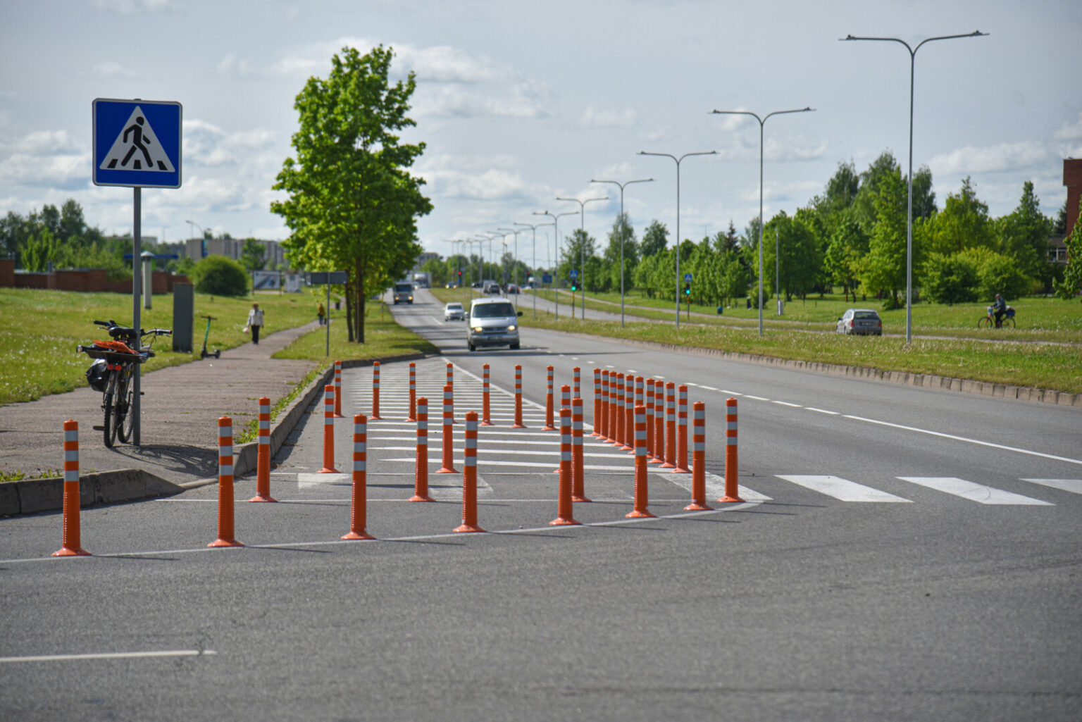 Panevėžyje šalia Parko ir Vakarinės gatvių sankryžos atsiradę ryškiaspalviai stulpeliai suglumino ir papiktino ne vieną.