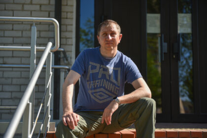 Vasilijus Abakumovas – Panevėžyje gyvenantis 41-erių metų neįgalus karo pabėgėlis iš Ukrainos. Prieš devynerius metus savo šalyje sumuštas vyriškis ilgai išbuvo be sąmonės, Ukrainos medikams reikėjo daug pastangų jį vėl pastatyti ant kojų.