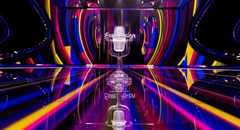 Kasmetis „Eurovizijos“ dainų konkursas prikausto milijonų gerbėjų dėmesį. Nors muzikos varžytuvių scena tiesiog spinduliuoja šventę, per turtingą ir ilgą jų gyvavimo istoriją neišvengta skandalų bei intrigų.