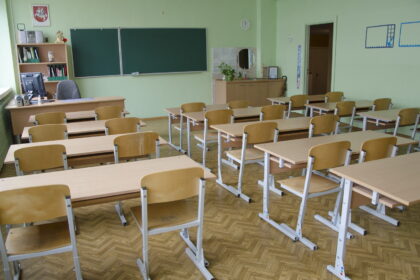 Jau nuo šio rugsėjo moksleiviai ir pedagogai bus įsukti į švietimo reformos karuselę. Švietimo žinovai skambina pavojaus varpais, kad dėl skubotų pokyčių gali tekti uždaryti dalį gimnazijų.