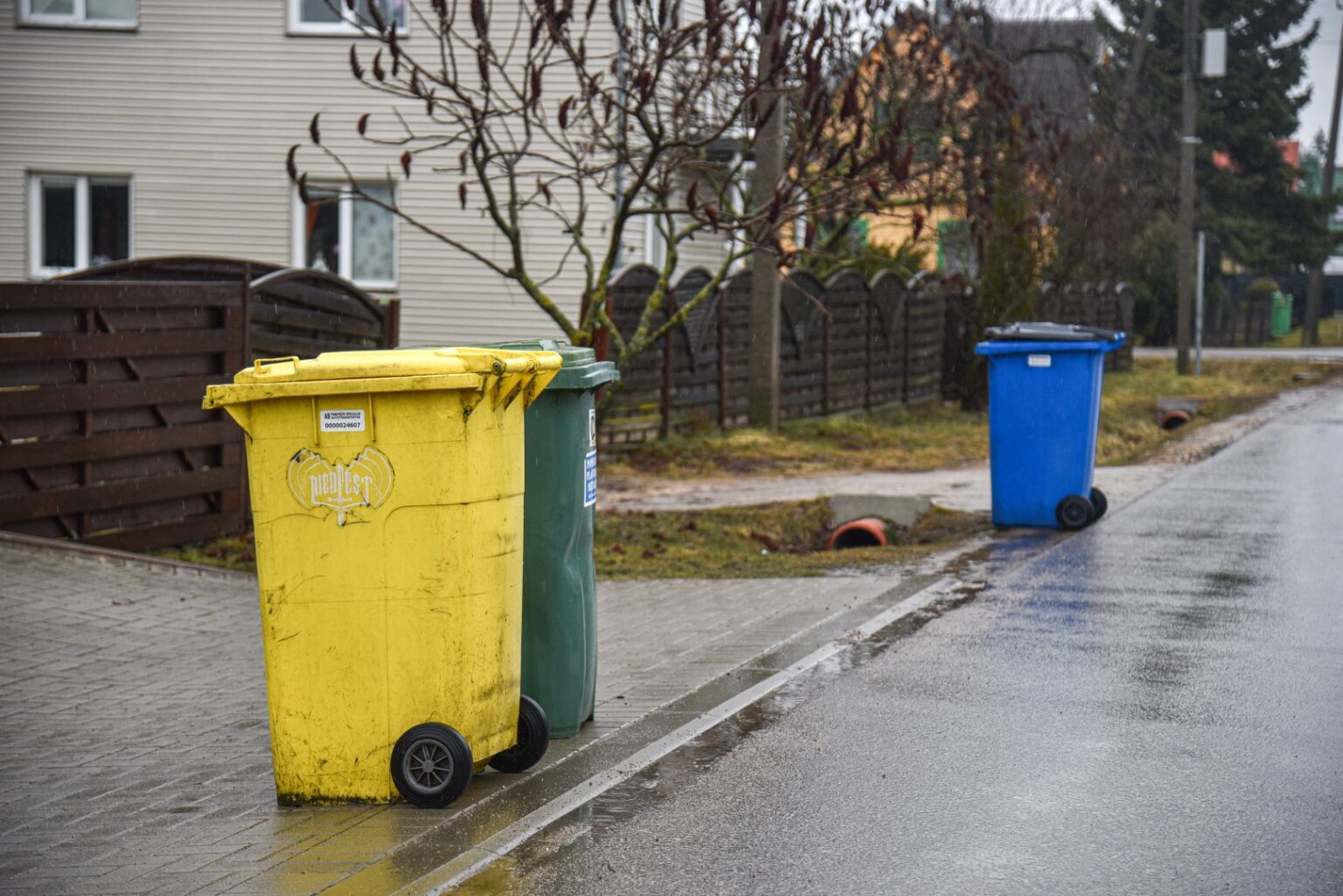 Nuo metų pradžios pasikeitus atliekų vežimo iš privačių namų grafikams, šių gyventojai nebesutvardo pykčio. Esą skambios kalbos apie rūšiavimo svarbą tik ir lieka kalbomis, kai reikia sudaryti tam sąlygas.