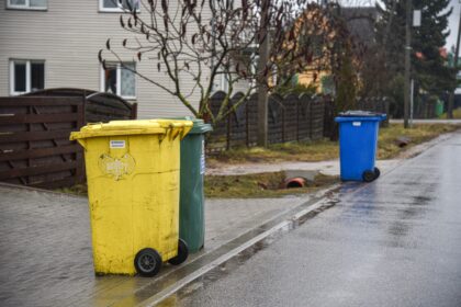 Nuo metų pradžios pasikeitus atliekų vežimo iš privačių namų grafikams, šių gyventojai nebesutvardo pykčio. Esą skambios kalbos apie rūšiavimo svarbą tik ir lieka kalbomis, kai reikia sudaryti tam sąlygas.
