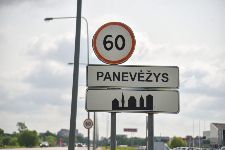 Panevėžyje nelikus sovietinius laikus menančių gigantiškų riboženklių, miesto ribas jau porą metų ženklina paprastos informacinės lentelės.