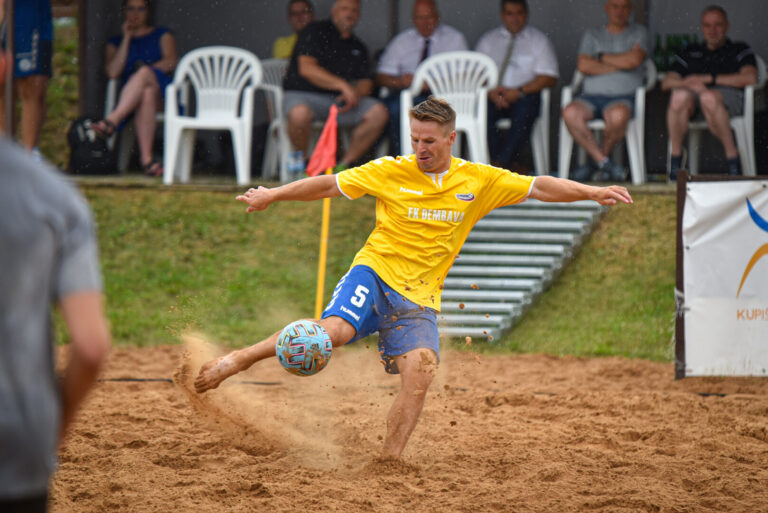 Panevėžio pašonėje įsikūręs Velžys planuoja jau vasaros pabaigoje sukviesti sporto entuziastus žaisti paplūdimio futbolą.