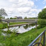 Po ilgos pertraukos statybininkai vėl ėmėsi tvarkyti Skaistakalnio parko pėsčiųjų tiltą.