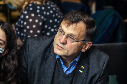 Prieš korupcijos apraiškas kovojantis Seimo Antikorupcijos komisijos vicepirmininkas, Tėvynės sąjungos-Lietuvos krikščionių demokratų (TS-LKD) frakcijos narys Bronislovas Matelis pats valstybės pinigais mokėjo už straipsnius apie save savo paties šeimos laikraštyje.