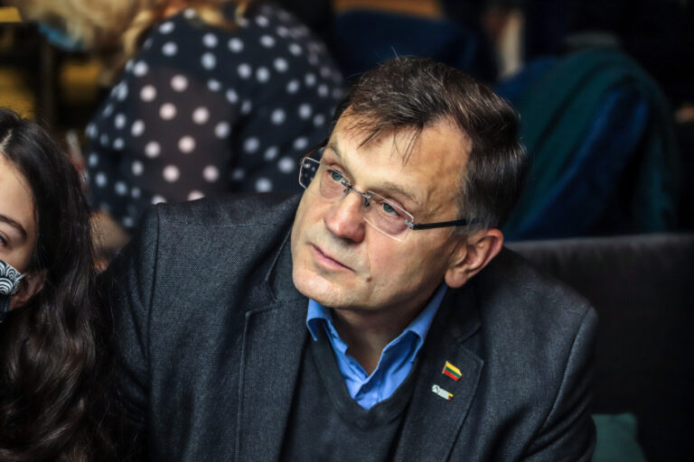 Prieš korupcijos apraiškas kovojantis Seimo Antikorupcijos komisijos vicepirmininkas, Tėvynės sąjungos-Lietuvos krikščionių demokratų (TS-LKD) frakcijos narys Bronislovas Matelis pats valstybės pinigais mokėjo už straipsnius apie save savo paties šeimos laikraštyje.
