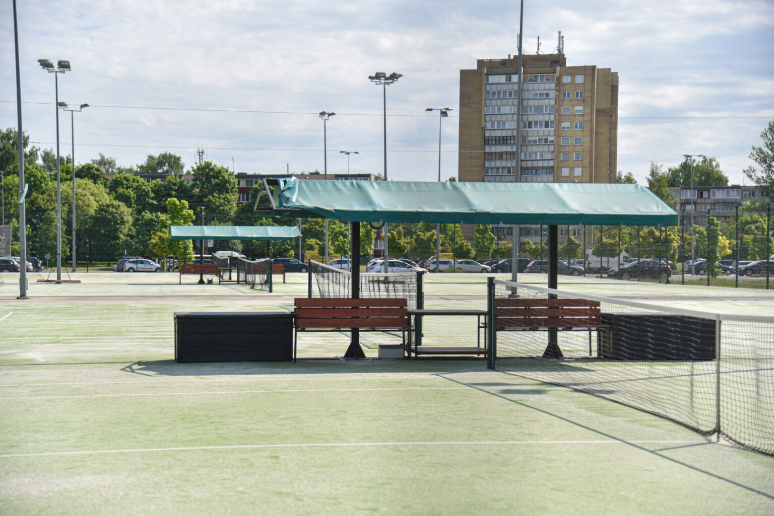 Panevėžio teniso kortuose pavojingai nusidėvėjusi danga privertė dabartinį jų prižiūrėtoją Panevėžio sporto centrą į nuomos konkurso sąlygas įrašyti ir reikalavimą per šiuos metus ją pakeisti.