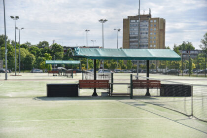 Panevėžio teniso kortuose pavojingai nusidėvėjusi danga privertė dabartinį jų prižiūrėtoją Panevėžio sporto centrą į nuomos konkurso sąlygas įrašyti ir reikalavimą per šiuos metus ją pakeisti.