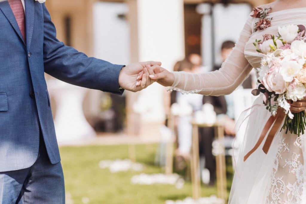Pamirškite sočias ir ilgas lietuviškas vestuves. Meilės šventės tradicijoms keičiantis vestuvininkai nebeošia ištisas dvi dienas, tam pakanka ir keleto valandų, jaunieji prašo svečių nedovanoti gėlių ir reta pora beužsuka į bažnyčią.