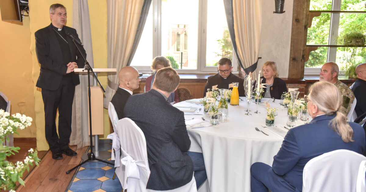 Į juos pakviesti dvasininkai, religinių bendruomenių atstovai, politikai, kariškiai, nevyriausybinių organizacijų, policijos, švietimo, sveikatos, bendruomenių atstovai.