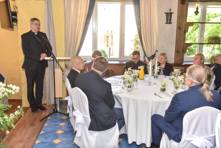 Į juos pakviesti dvasininkai, religinių bendruomenių atstovai, politikai, kariškiai, nevyriausybinių organizacijų, policijos, švietimo, sveikatos, bendruomenių atstovai.