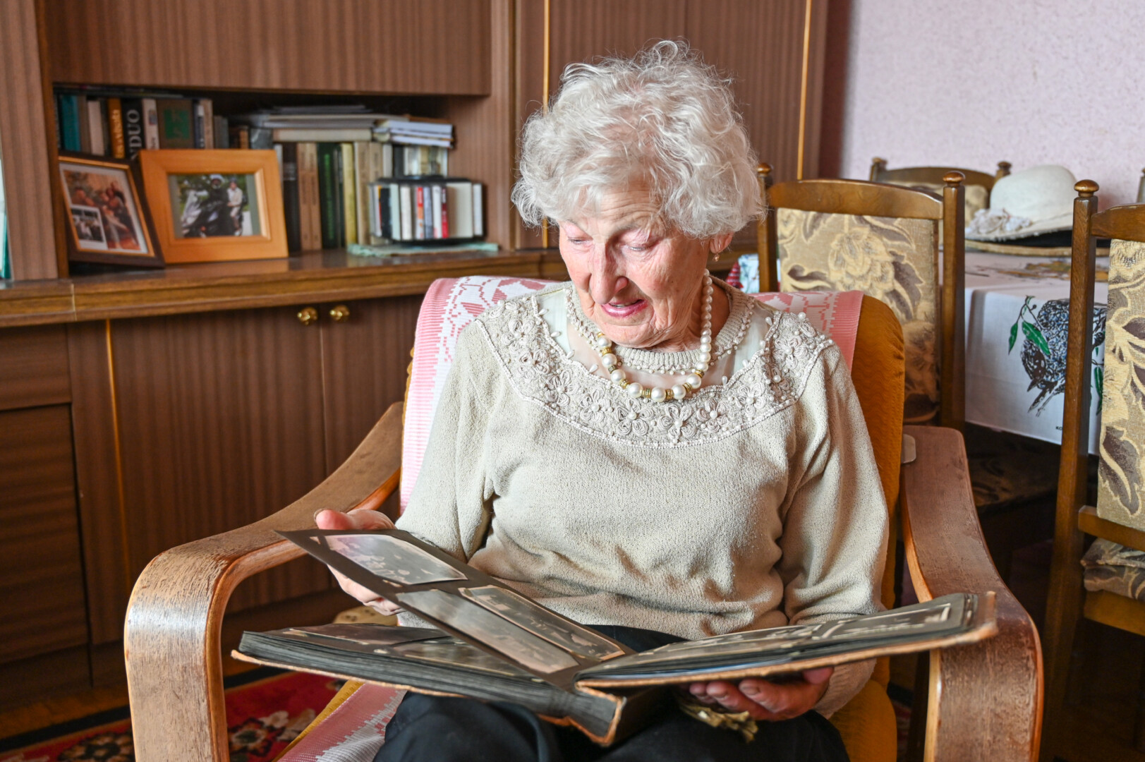 Ponios Veronikos saugomuose fotografijų albumuose – prisiminimai apie sunkius išgyvenimus ir šviesūs artimųjų veidai. P. ŽIDONIO nuotr.
