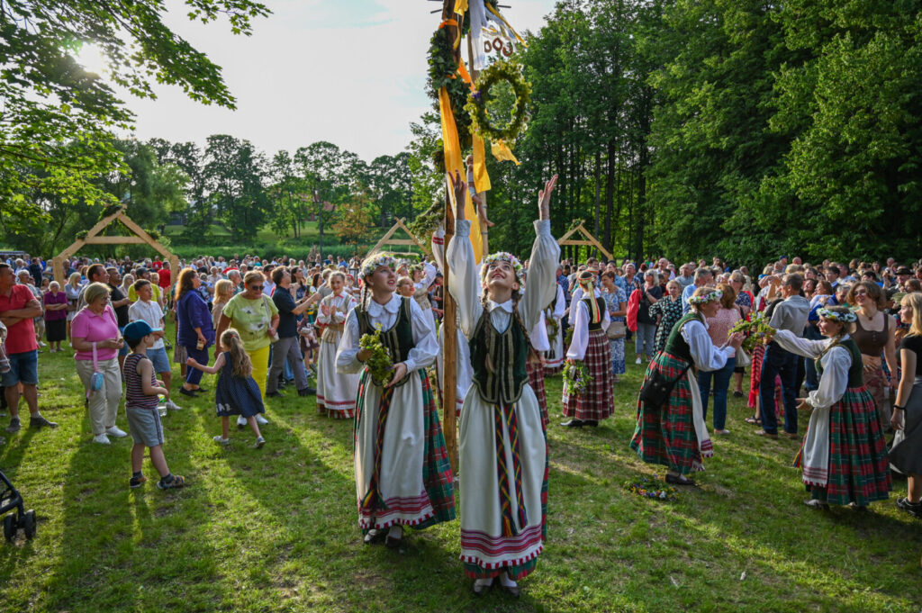 Magišką Joninių naktį panevėžiečiai nemiegos. Kultūros ir poilsio parke ūžia Vasarvidžio šventė.