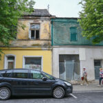 Savivaldybei ir teismams neprivertus šio namo šeimininkų tvarkytis, dabar tuo užsiims antstolis, įspėjantis apie pirmininkei gresiančią solidžią baudą. P. ŽIDONIO nuotr.