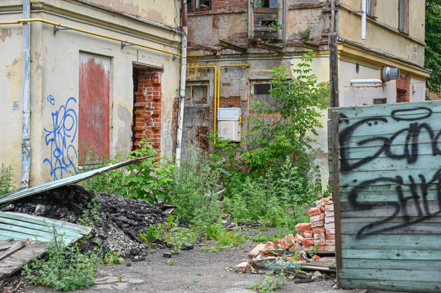 Delsimas, o kartais ir akivaizdus ignoravimas imtis daugiabučio remonto gali skaudžiai atsirūgti. Jau prieš gerą pusmetį teismas įpareigojo Panevėžio centro gėda ir bėda tapusio Vasario 16-osios gatvės 11-ojo daugiabučio bendriją sutvarkyti begriūvančią namo dalį. Visgi statybininkų čia nematyti iki šiol.