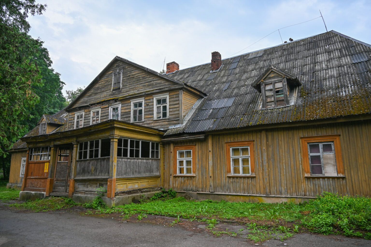Garsiųjų Radvilų valdytas, vėliau Karpių perimtas, sovietmečiu nacionalizuotas garsusis Liberiškio dvaras už mažiau nei poros dešimčių kilometrų nuo Panevėžio dabar virtęs pavojingu objektu, pro kurį rizikinga net praeiti.