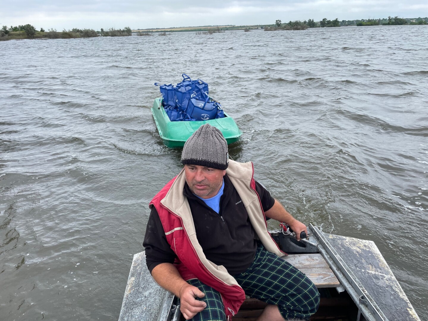 Į Sadovo kaimą maistą ir vandenį tenka gabenti motorine valtimi. E. BUTRIMO nuotr. 
