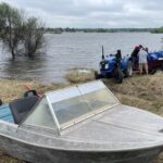 Ukrainos Chersono miestą ir jo apylinkes po Naujosios Kachovkos užtvankos susprogdinimo užliejęs potvynis slūgsta atidengdamas visą tragedijos mastą ir rusų okupantų žiaurumą. Iš vandens sugriautų namų spėjusieji pabėgti beginkliai ukrainiečiai atsidūrė priešų, apšaudančių gelbėjimo valtis, taikiklyje.