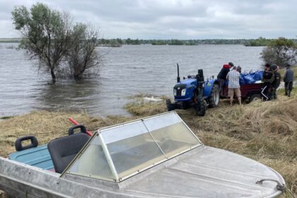 Ukrainos Chersono miestą ir jo apylinkes po Naujosios Kachovkos užtvankos susprogdinimo užliejęs potvynis slūgsta atidengdamas visą tragedijos mastą ir rusų okupantų žiaurumą. Iš vandens sugriautų namų spėjusieji pabėgti beginkliai ukrainiečiai atsidūrė priešų, apšaudančių gelbėjimo valtis, taikiklyje.