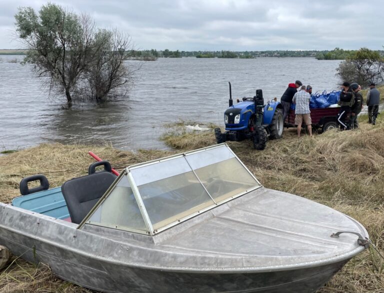 Ukrainos Chersono miestą ir jo apylinkes po Naujosios Kachovkos užtvankos susprogdinimo užliejęs potvynis slūgsta atidengdamas visą tragedijos mastą ir rusų okupantų žiaurumą. Iš vandens sugriautų namų spėjusieji pabėgti beginkliai ukrainiečiai atsidūrė priešų, apšaudančių gelbėjimo valtis, taikiklyje.
