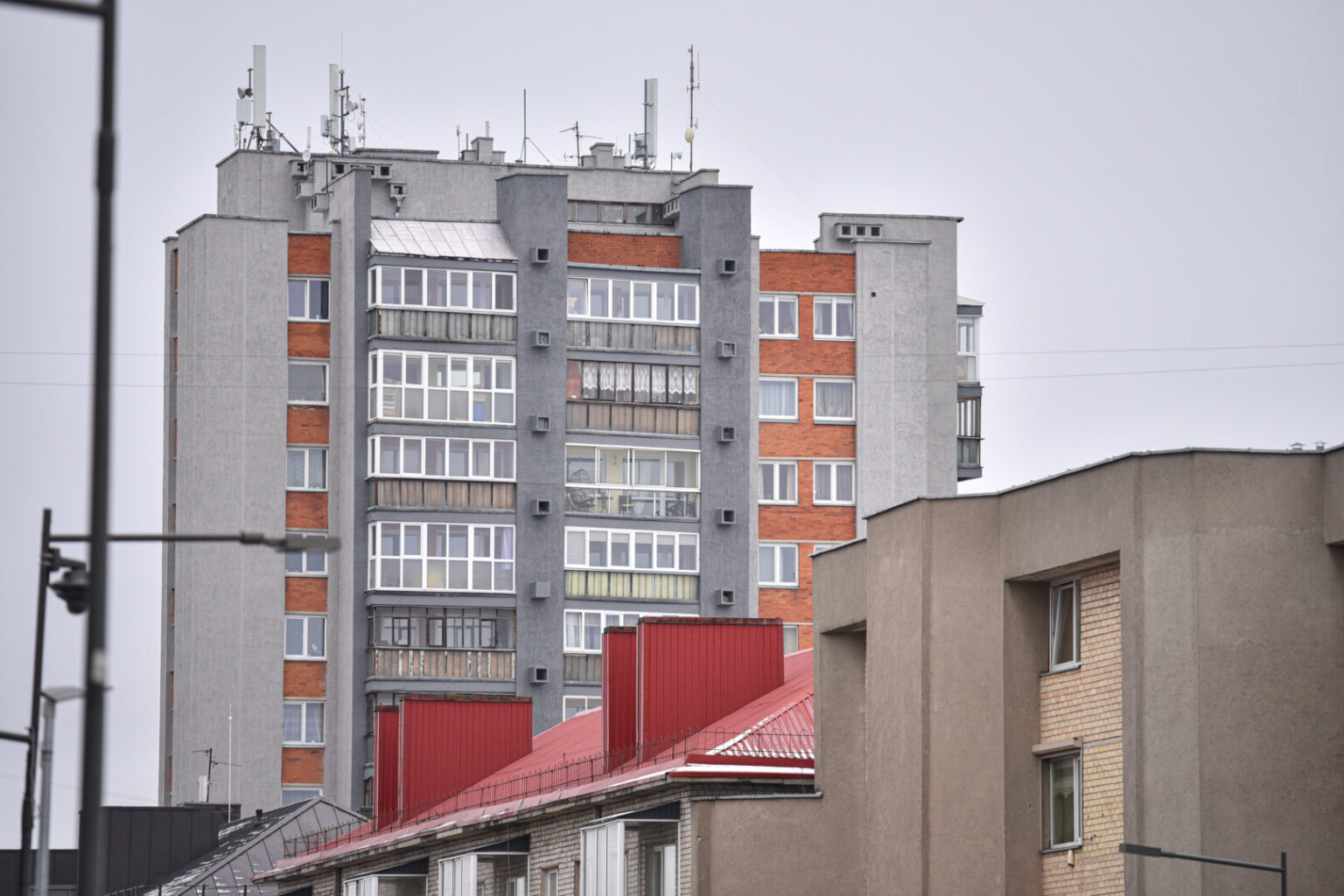 Smarkiai išaugusios bankų palūkanos ir neaiški ekonominė padėtis privertė pirkėjus apdairiau rinktis būstą.