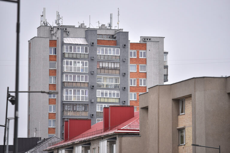 Smarkiai išaugusios bankų palūkanos ir neaiški ekonominė padėtis privertė pirkėjus apdairiau rinktis būstą.