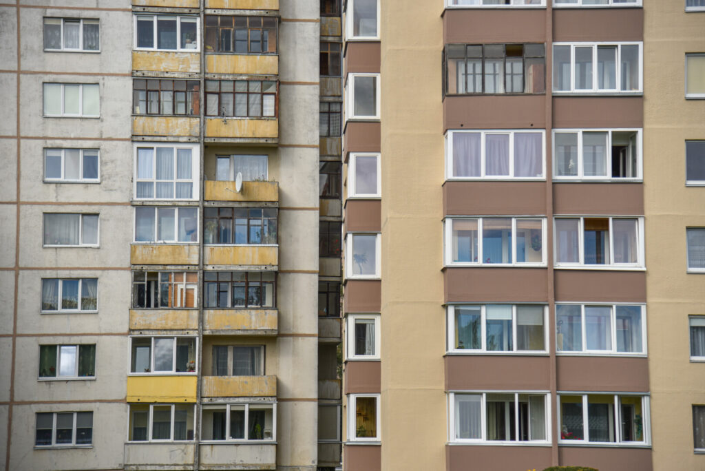 Smarkiai išaugusios bankų palūkanos ir neaiški ekonominė padėtis privertė pirkėjus apdairiau rinktis būstą.