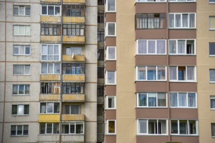 Smarkiai išaugusios bankų palūkanos ir neaiški ekonominė padėtis privertė pirkėjus apdairiau rinktis būstą.