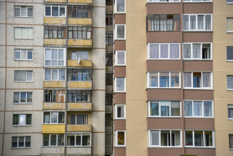 Smarkiai išaugusios bankų palūkanos ir neaiški ekonominė padėtis privertė pirkėjus apdairiau rinktis būstą.