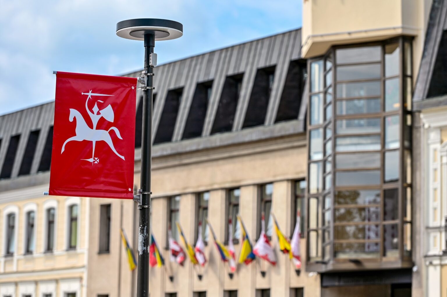 Viso pasaulio lietuvius, kuriame Žemės kampelyje jie būtų, liepos 6-ąją suvienija giedama „Tautiška giesmė“ minint valstybės gimimą. Manoma, kad būtent liepos 6-ąją, 1253-iaisiais, karūnuotas pirmasis ir vienintelis Lietuvos karalius Mindaugas.