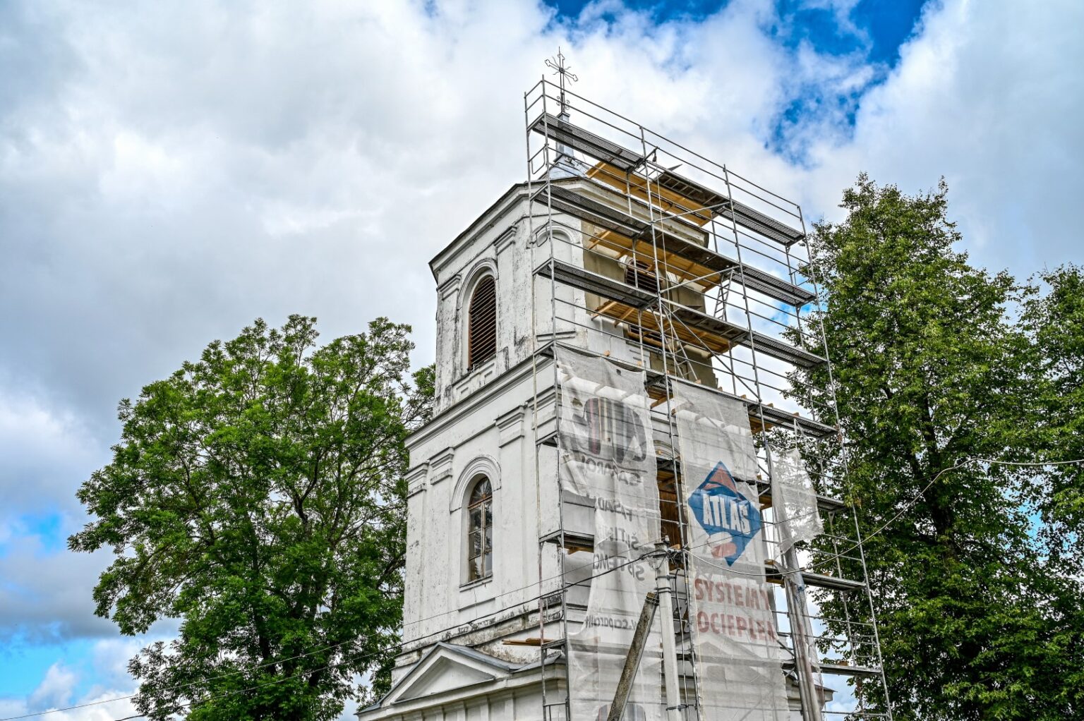 Raguvoje – išskirtinis įvykis. Švč. Mergelės Marijos Ėmimo į dangų bažnyčios varpinė sulaukė meistrų.