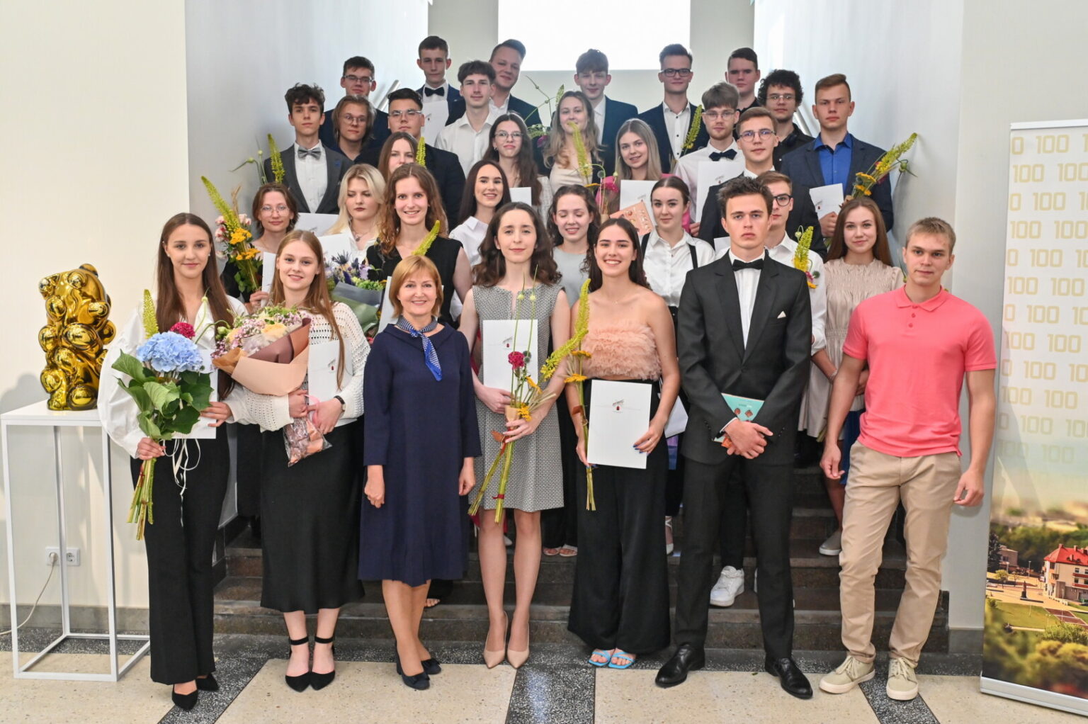 Panevėžyje apdovanoti gabiausi abiturientai, už valstybinį egzaminą gavę bent vieną šimtuką.