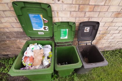 Gyventojų atliekų rūšiavimo įpročių tikrinimas atskleidžia, kad didžioji dalis šiukšlių atsikratome ten, kur dera, ir taip, kaip reikia. Statistiką gadina tik mėgėjai pagudrauti, slepiantys netinkamas atliekas konteinerių dugne ar maišuose. Todėl jau nuo liepos vidurio kartu su šiukšlių surinkėjais privačių namų kvartaluose darbuojasi ir kontrolieriai.