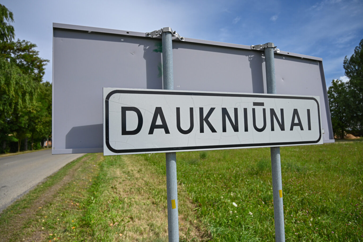 Dvoką skleidžianti, tad ne tik daukniūniškiams, bet ir aplinkinių vietovių žmonėms gyvenimą kartinanti srutų kaupykla pastatyta neteisėtai. Tai patvirtino šio statinio, oficialiai įvardijamo kaip skystųjų organinių trąšų kauptuvas-saugykla, projekto autorė.