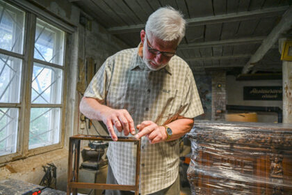 Panevėžietis restauratorius Justinas Skripkauskas, jau daugiau kaip du dešimtmečius senus baldus prikeliantis antram ar net trečiam gyvenimui, įsitikinęs, kad niekada nėra vėlu išsaugoti bent dalelę istorijos ar šeimos prisiminimų.