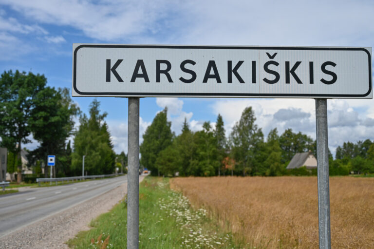 Karsakiškio gyventojai, nebeapsikenčiantys jų daržuose, uogynuose ir soduose skanėstų ieškančių danielių, pagalbos pasiryžę ieškoti net sostinėje – tam jau yra surinkę kelias dešimtis parašų.